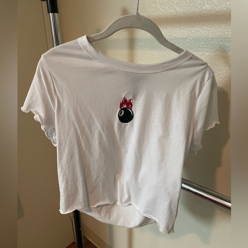 🤍 white cropped T-shirt with eight ball 🤍